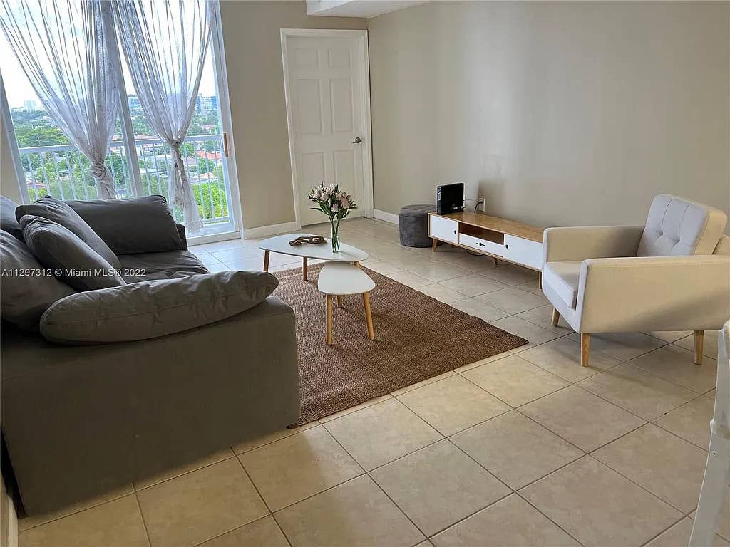 Private Room Near Brickell April 28