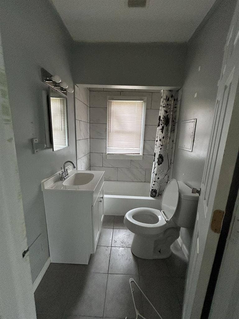 Rooms for rent on a quiet block