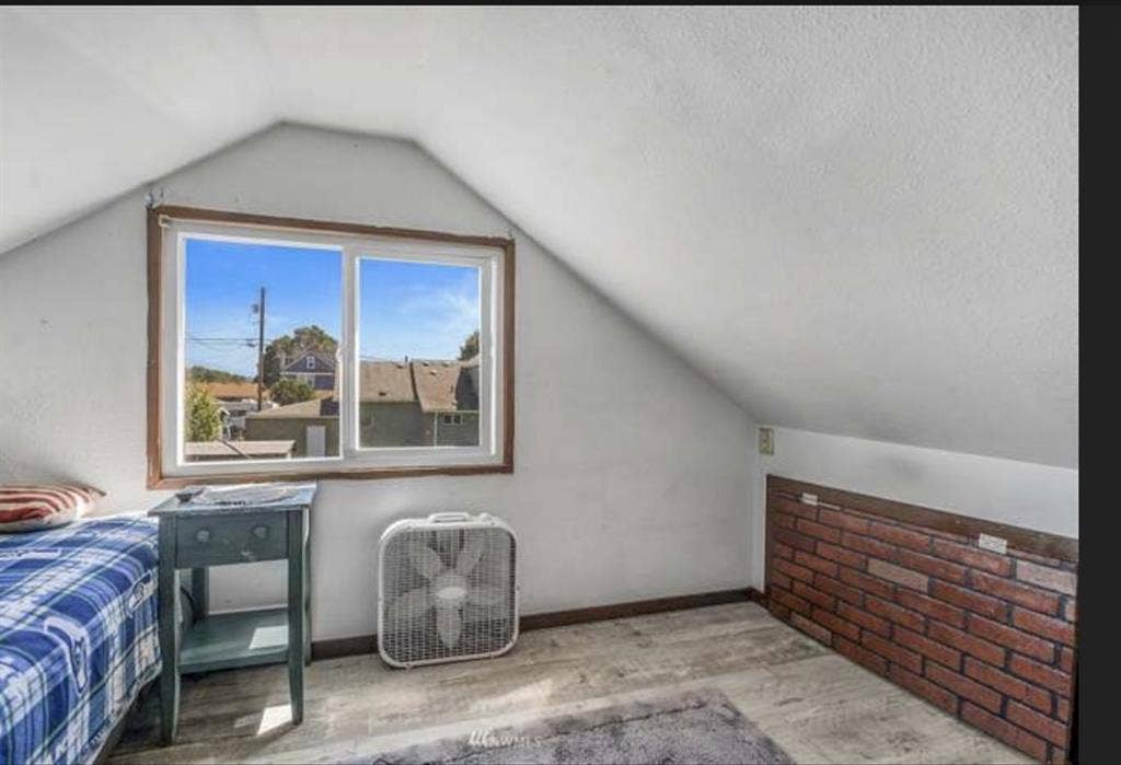 Looking 4 roomie, entire upstairs