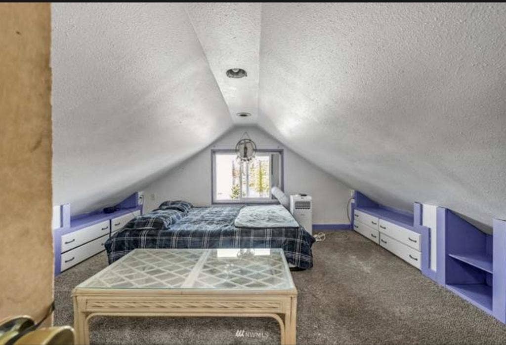 Looking 4 roomie, entire upstairs