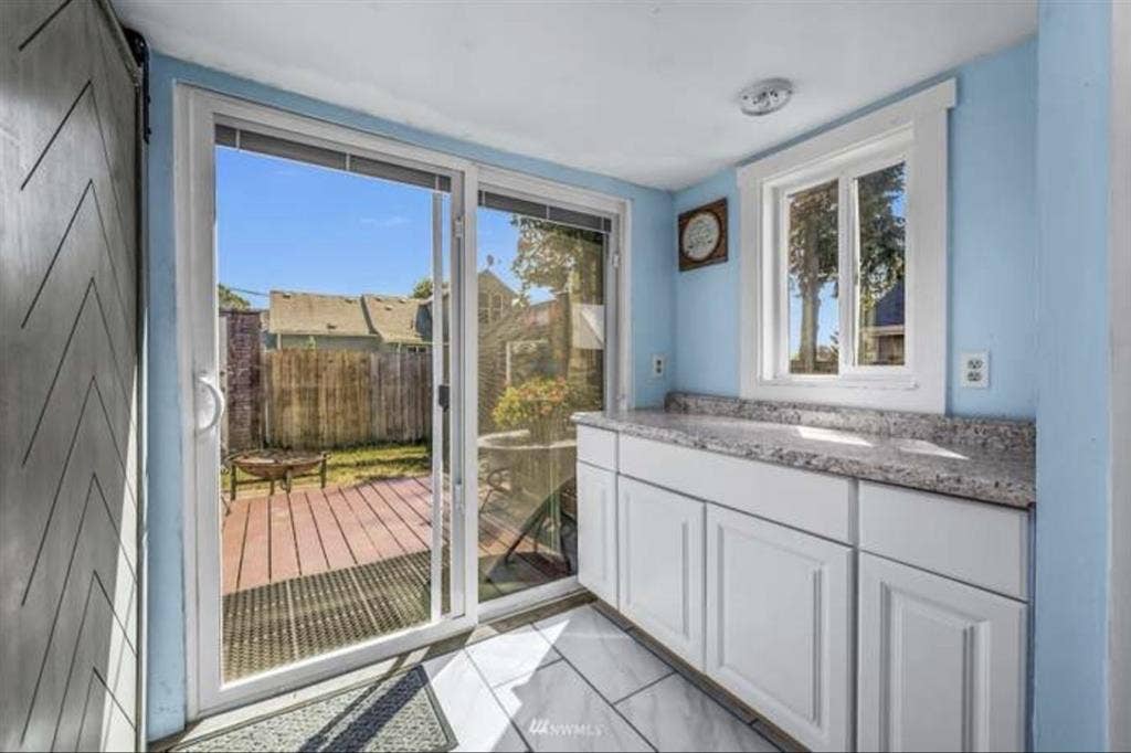 Looking 4 roomie, entire upstairs