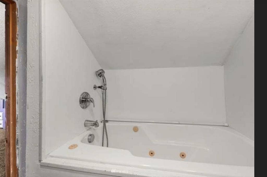 Looking 4 roomie, entire upstairs