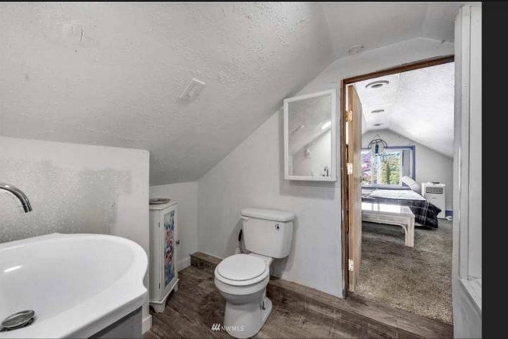 Looking 4 roomie, entire upstairs