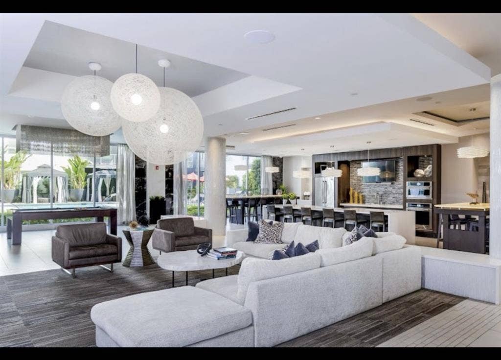 LARGE MASTER BEDROOM AVAIL NOW