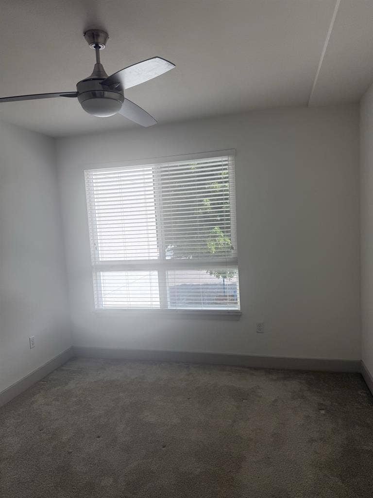 LARGE MASTER BEDROOM AVAIL NOW