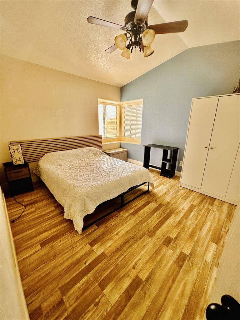 Private room / shared bath