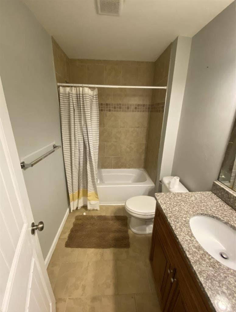 Unfurnished Room w/ shared Bath