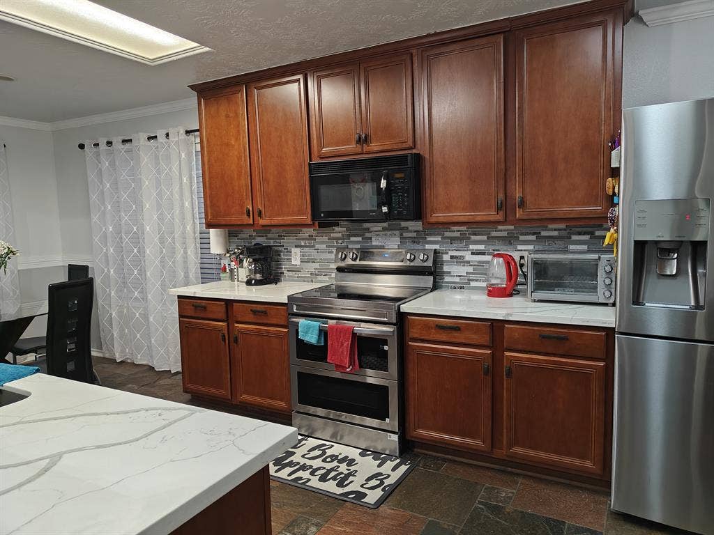 Masterroom Move in ASAP Female Only