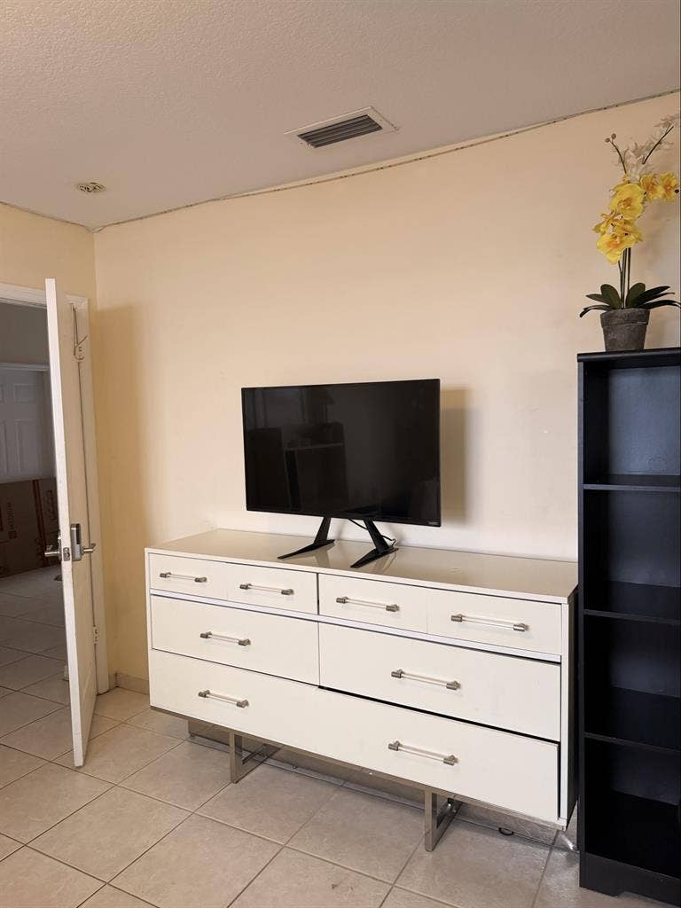 PRIVATE SUITE WITH POOL IN KENDALL