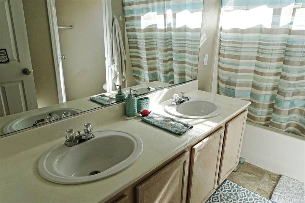 Room for rent in great location!!!