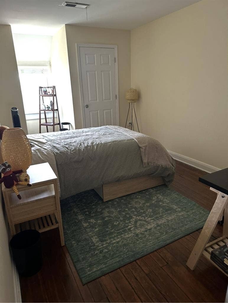 One room available in North Calvert