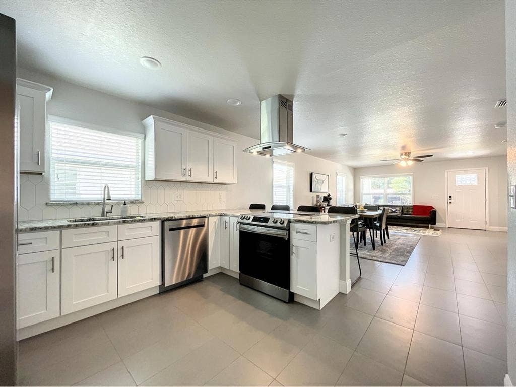 Quiet Room In Newer Home -Bedroom 1