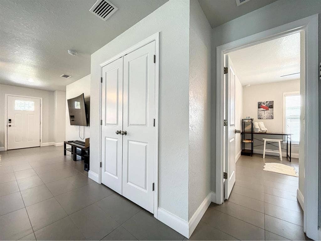 Quiet Room In Newer Home -Bedroom 1
