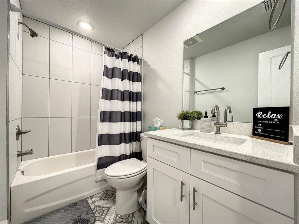 Quiet Room In Newer Home -Bedroom 1