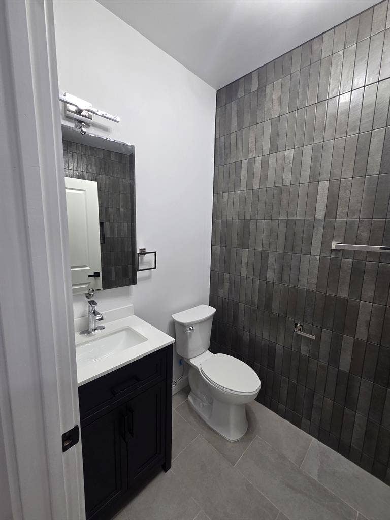 Master Bedroom w. Private Bathroom