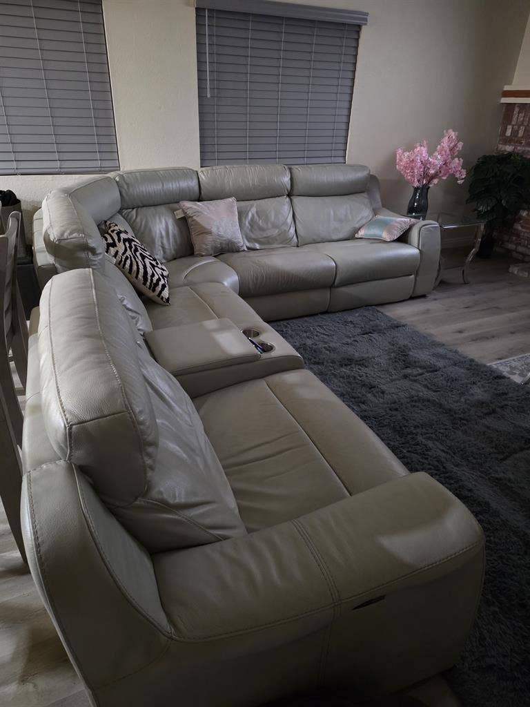 Furnished roo[REDACTED]ew Queen beds.