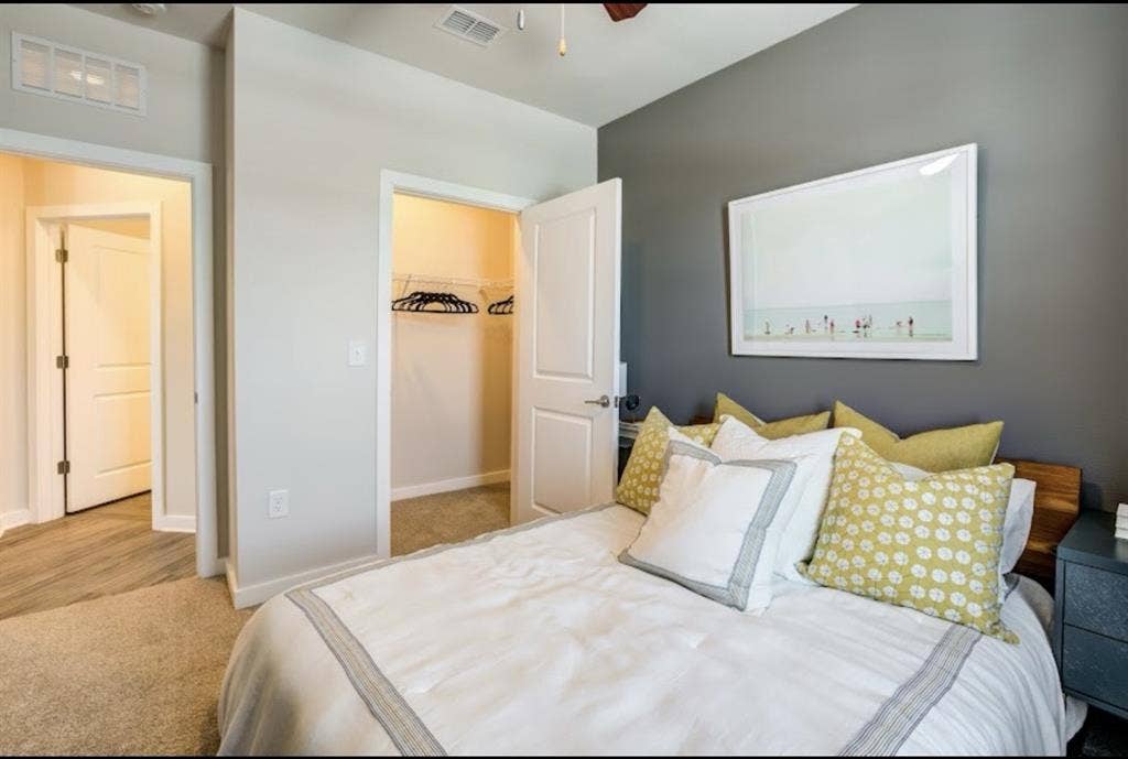 Female roommate needed move in asap