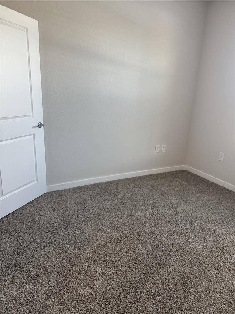 Female roommate needed move in asap