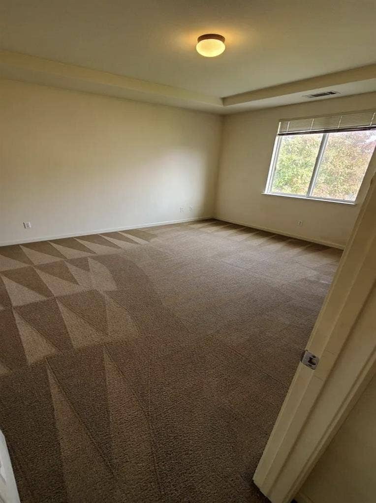 Vacant room, looking for roommate
