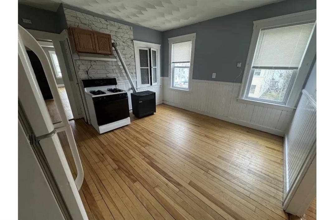 Sunny 3 bedroom available for rent.