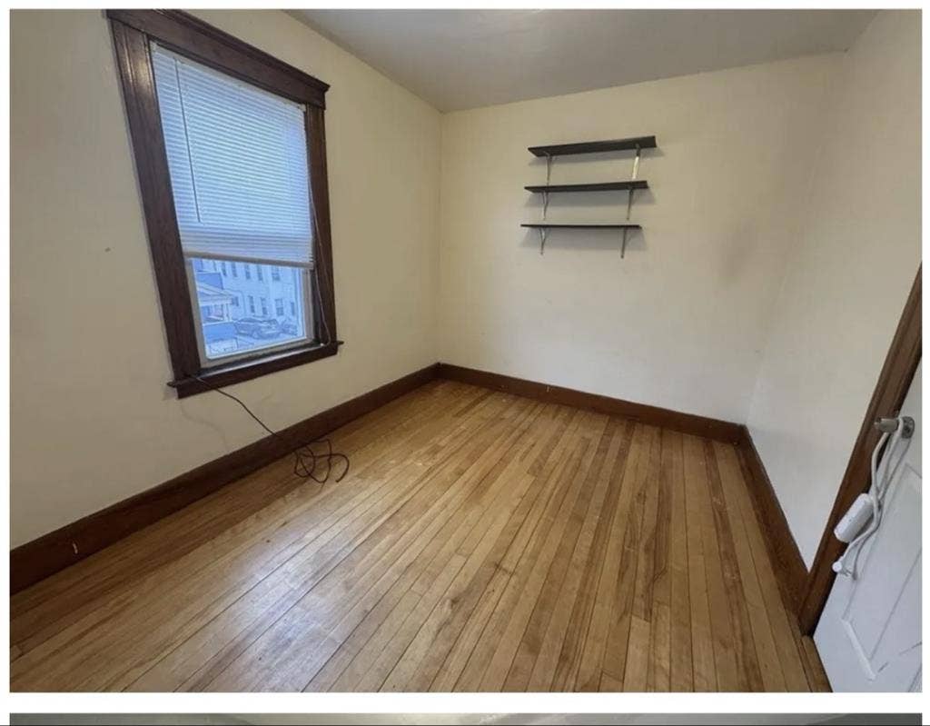Sunny 3 bedroom available for rent.