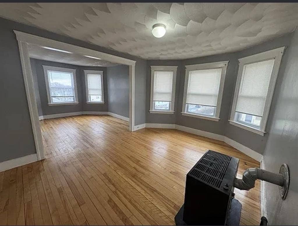 Sunny 3 bedroom available for rent.