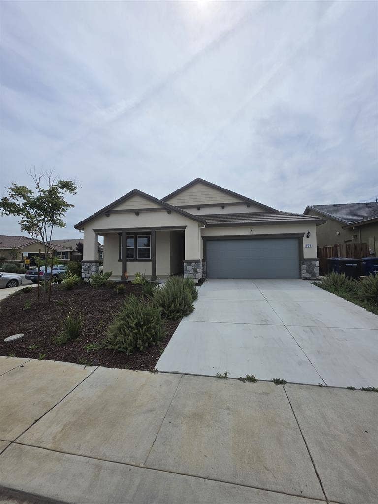 Two rooms available in new house