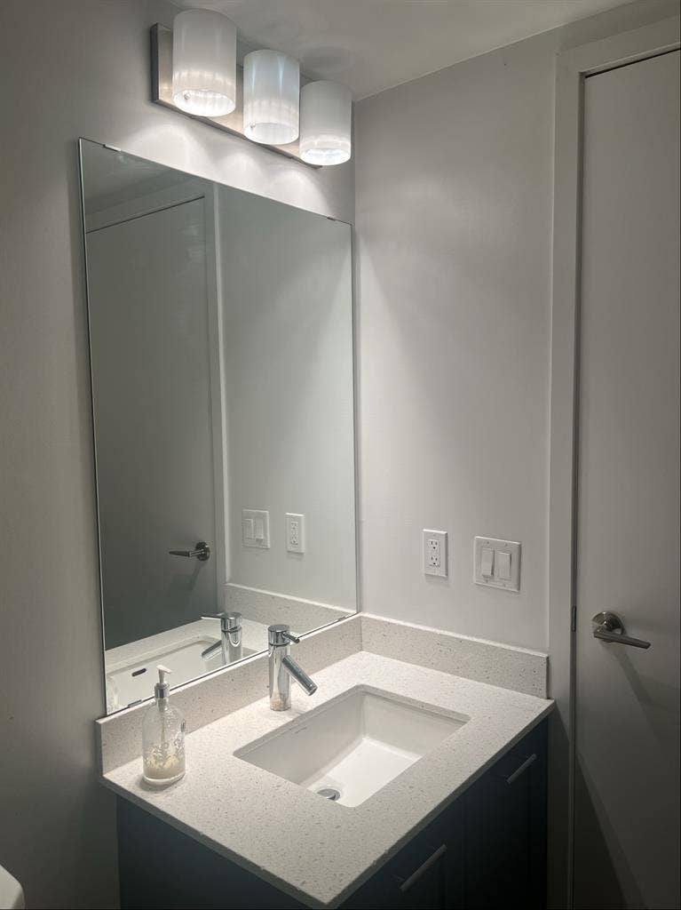 Master bedroom en-suite 2b2b condo