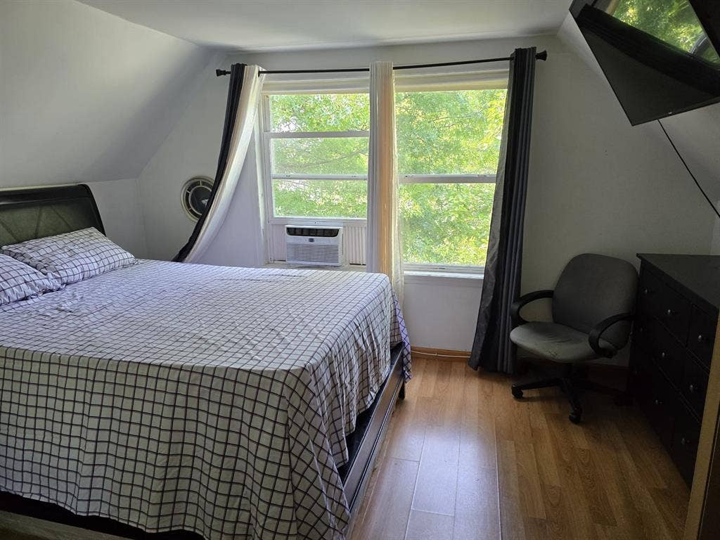 Spacious room, utilities included