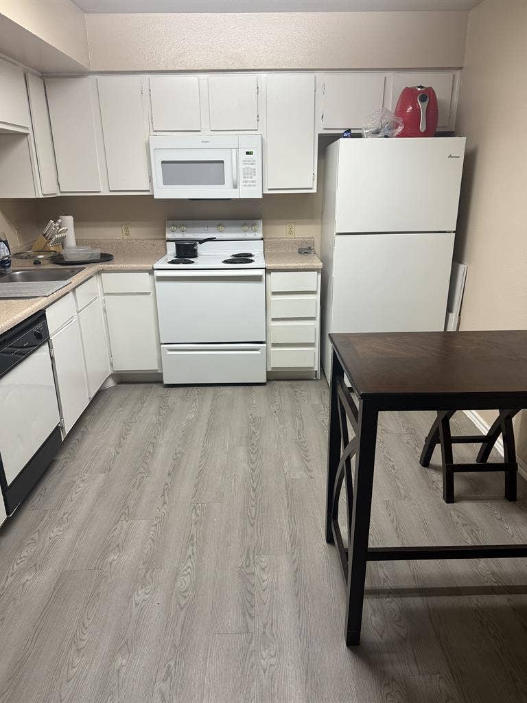 Looking for roommate ( Windcrest )