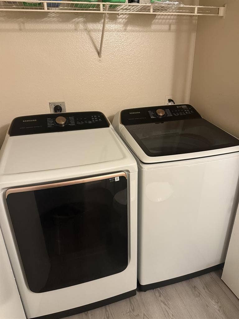 Looking for roommate ( Windcrest )