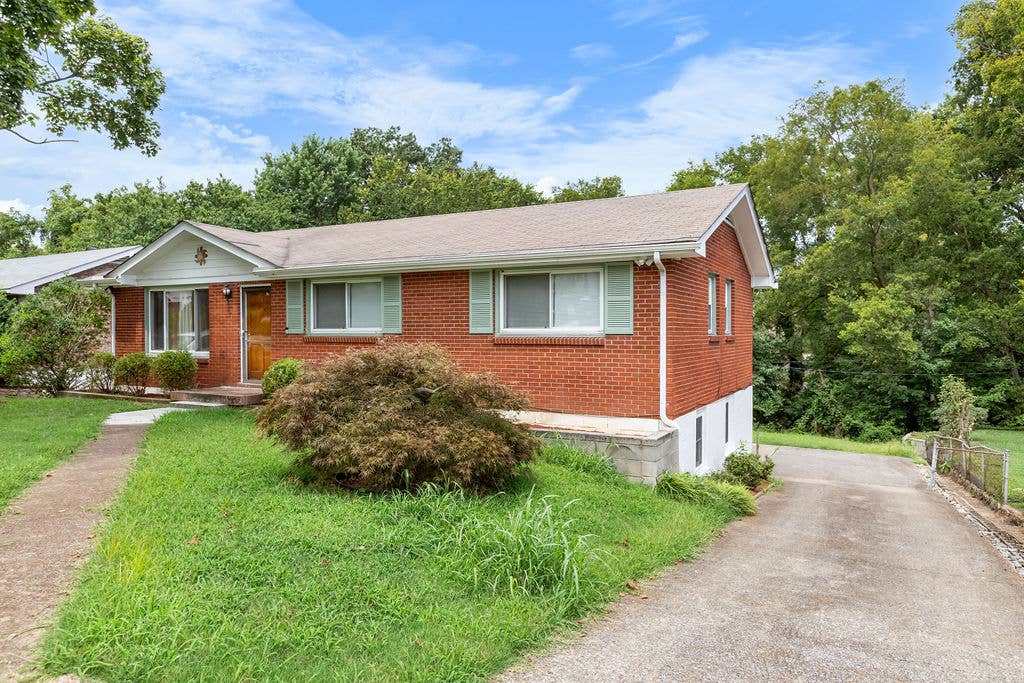 W Nashville: Female Roommate Wanted
