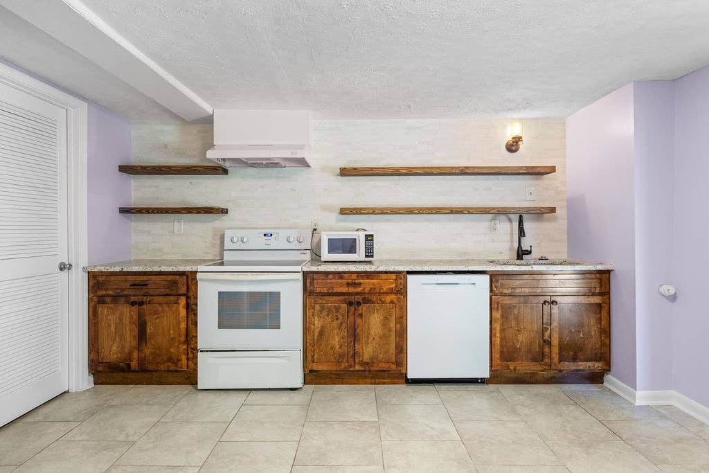 W Nashville: Female Roommate Wanted