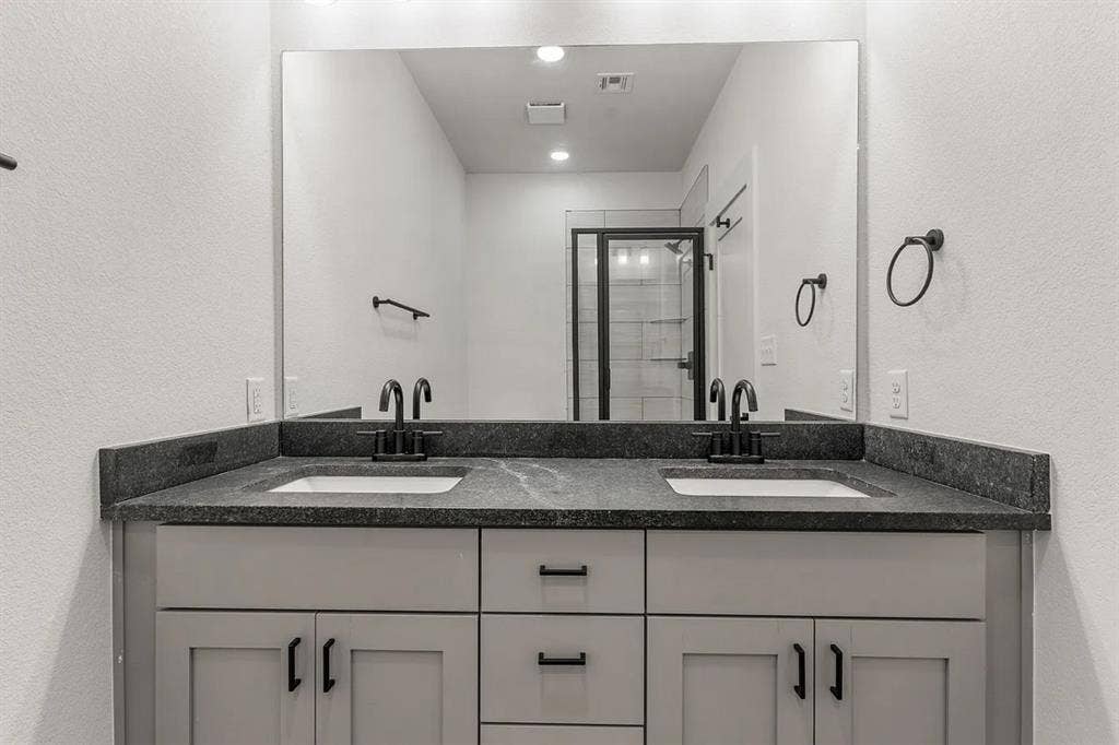 2 Roommates Move in Dec/Jan