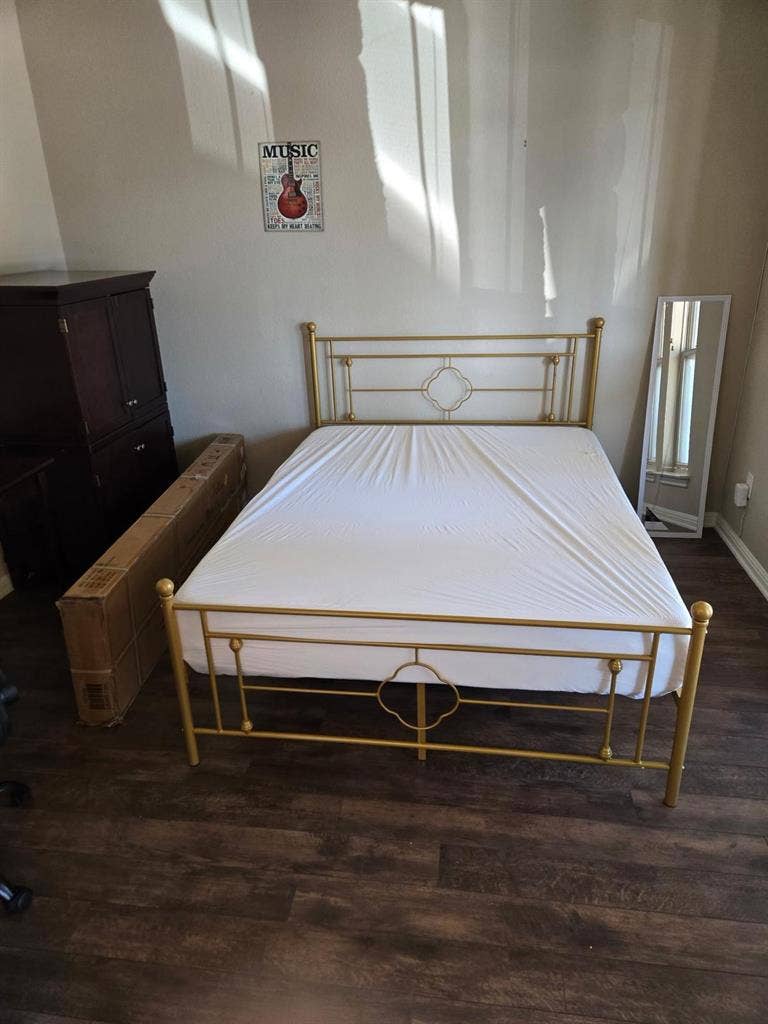 Furnished private bedroom available