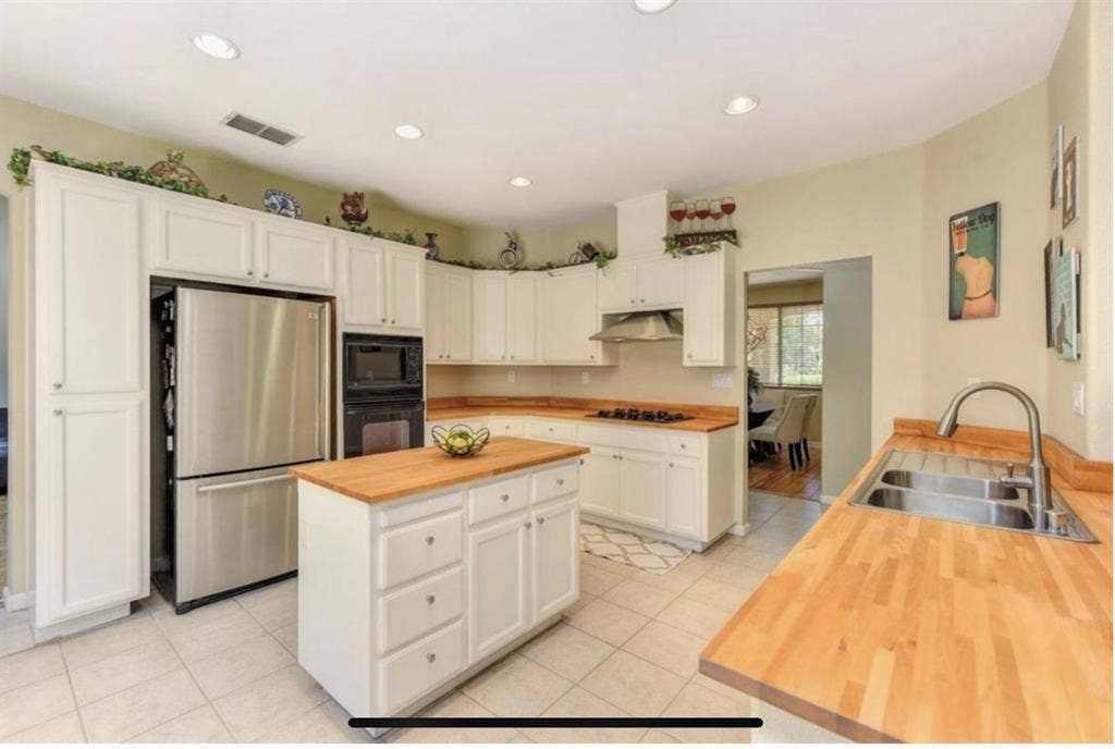 1 room for rent in South Natomas