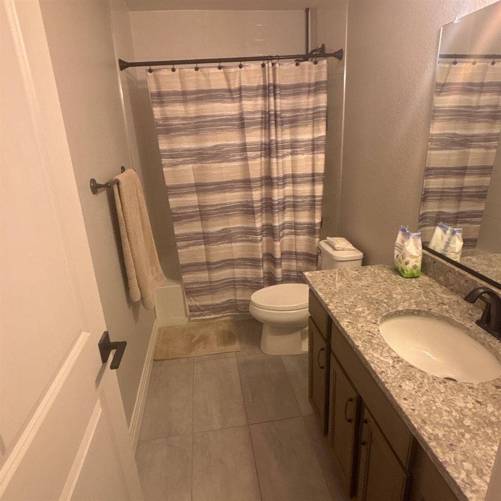 2-bedrooms 2.5 Bathroom townhouse.