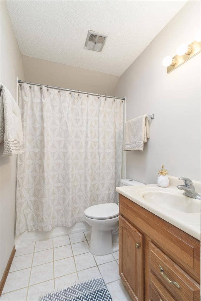 Large Upstairs Room for Rent