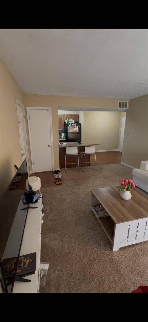 🏡 Room for Rent – Great Location!