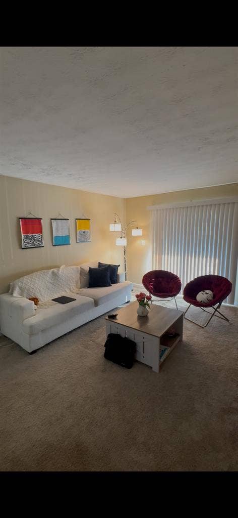 🏡 Room for Rent – Great Location!