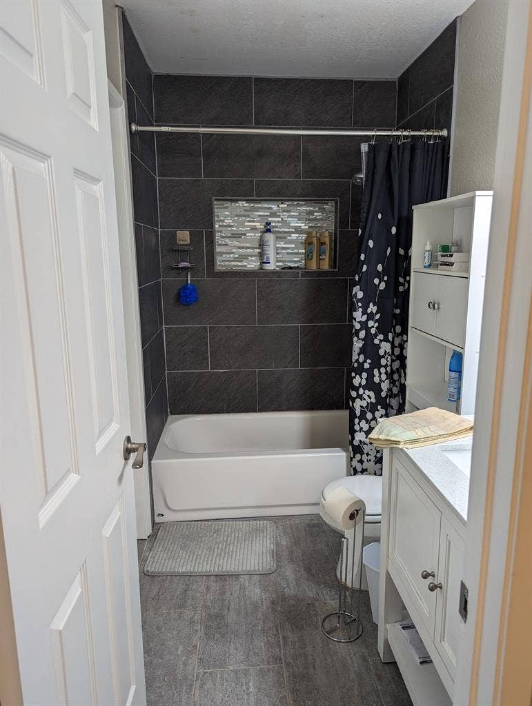Seeking new roommate Tri City area