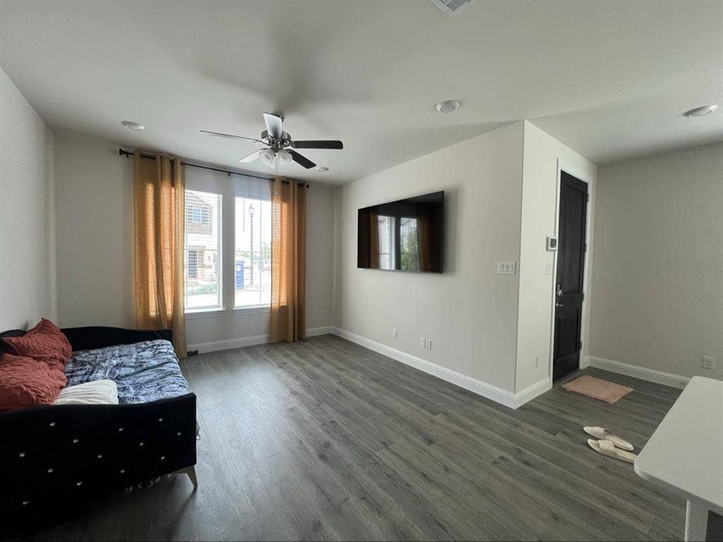 Looking for female housemate
