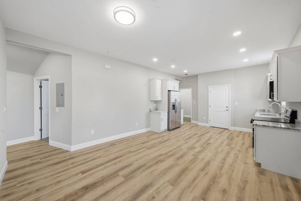 NEW APARTMENT 2 FAMILY HOUSE