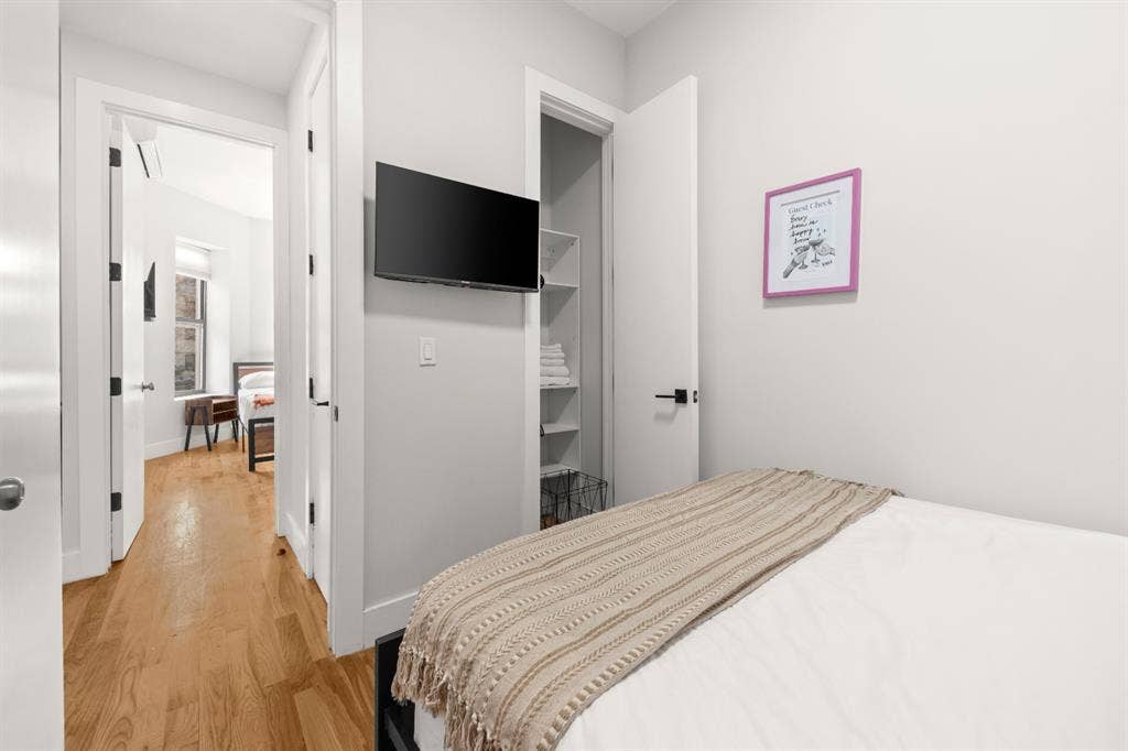 Furnished Room – 5 Min Walk Subway