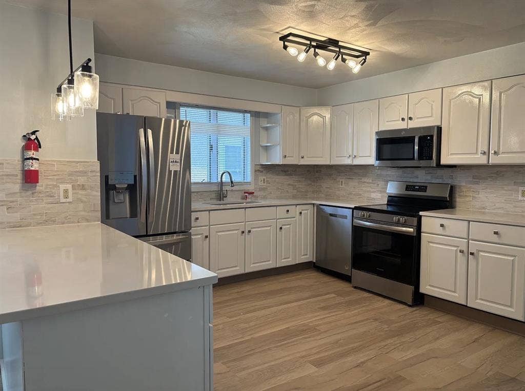 LOOKING FOR SUBLET 26-27 GIRLS