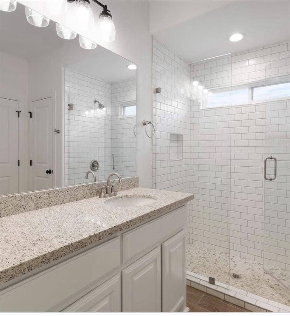 RENTING VACANT FURNISHED ROOM