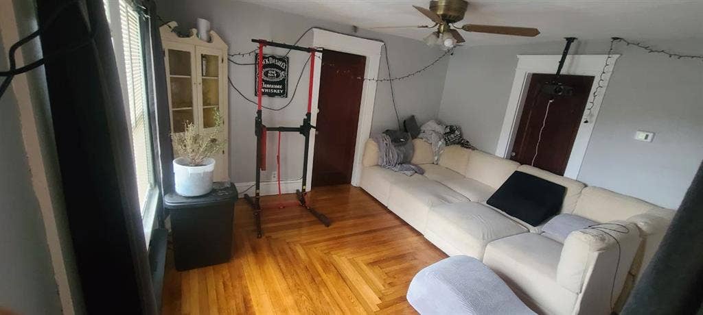 $800 looking for a male roommate