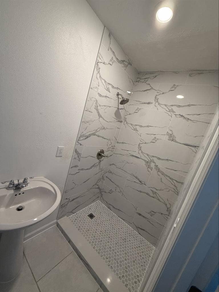 CHEAP ROOM INSIDE HOME! DONT MISS