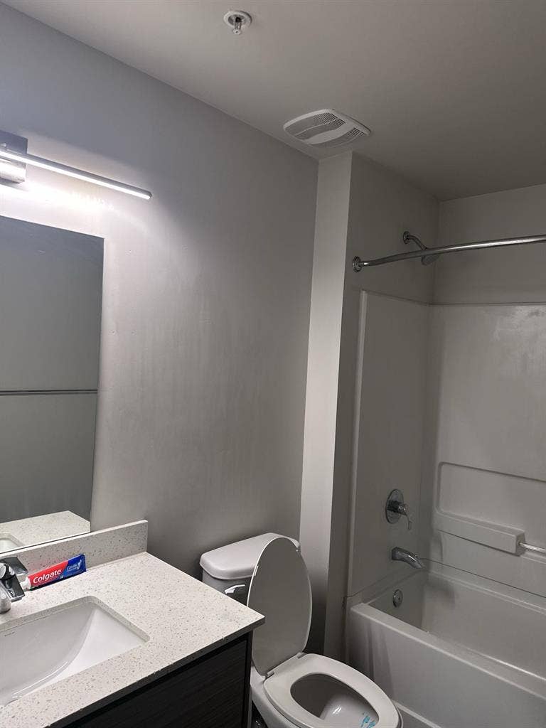 Beautiful large room w/ privatebath
