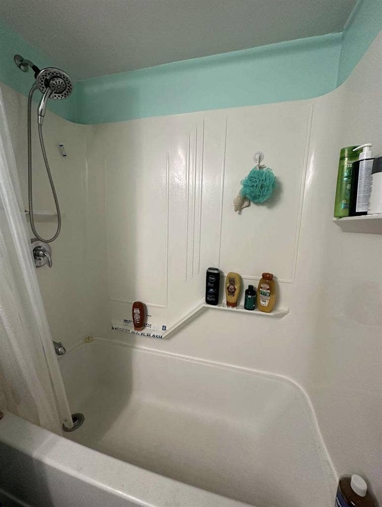 1 room available in 2 bedroom house